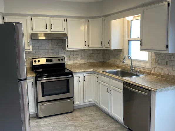 8 Booth Ct #B, Greenwich, CT 06830