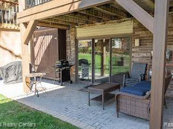 895 S Pontiac Trl #C102, Walled Lake, MI 48390