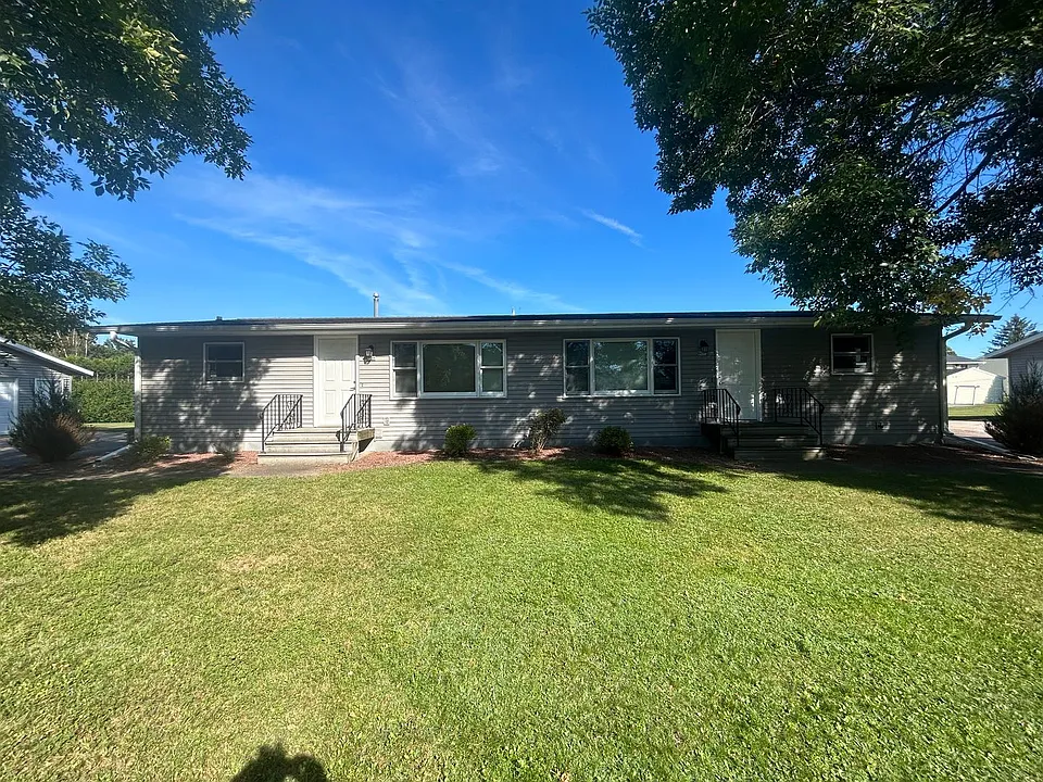 607-701 Woodbine Ave