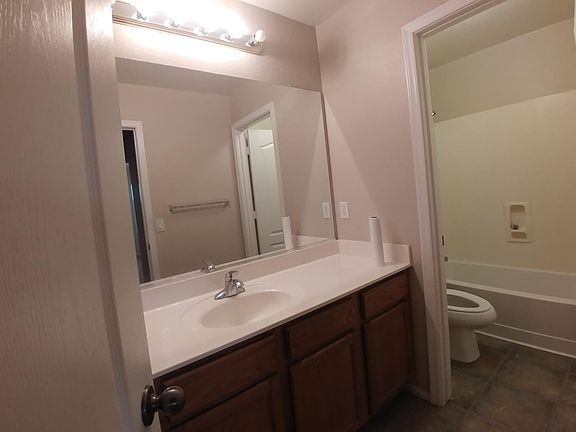 4th image of 2709 S 159th Ln