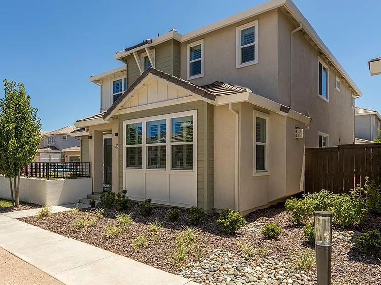 4821 Holden Dr — Photo 1