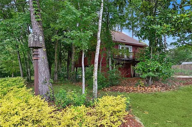 3 bed, 2.0 bath, 1300 sqft, $2,300 — Photo 2