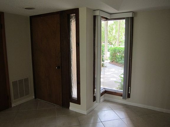 5th image of 9 Greenbriar Ct