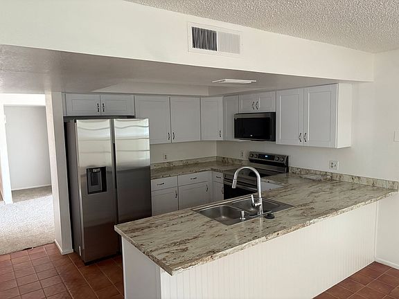 3rd image of 923 W Posada Ave