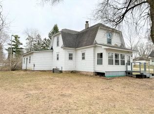 1514 Division St, New London, WI 54961