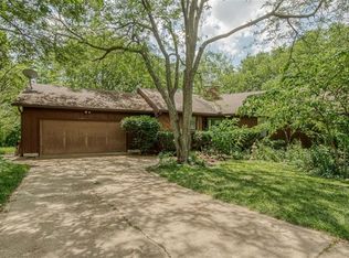 610 Lake Forest Dr, Bonner Springs, KS 66012