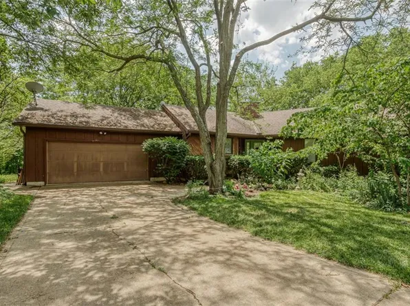 610 Lake Forest Dr, Bonner Springs, KS 66012