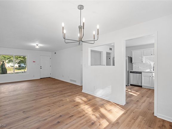 3rd image of 589 Hemlock Dr