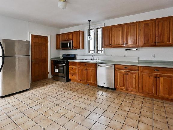 2nd image of 220 Saratoga St #3