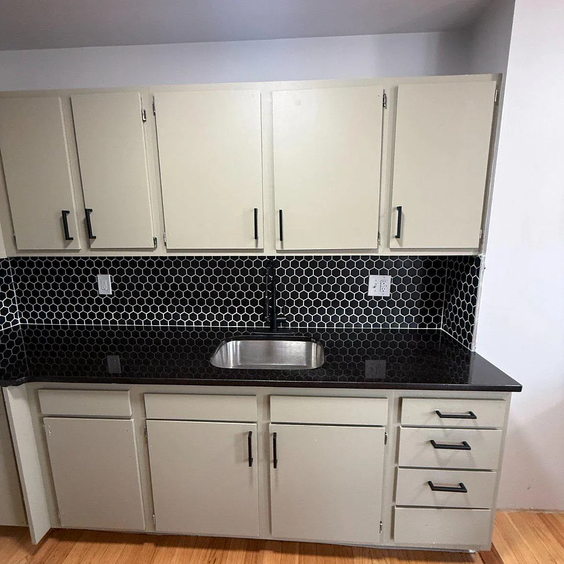 2 bed, 1.0 bath, 2646 sqft, $2,720 — Photo 3