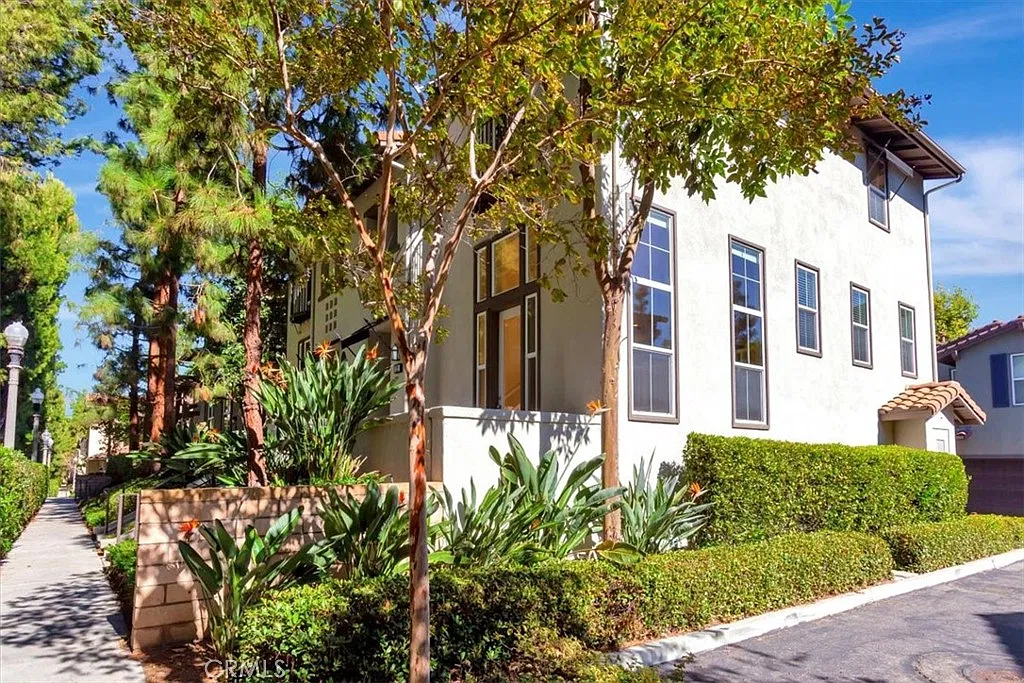 3 bed, 1600 sqft, $4,550 — Photo 1