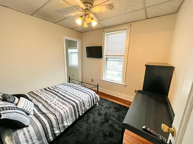 101 Oak St #1 — Photo 6
