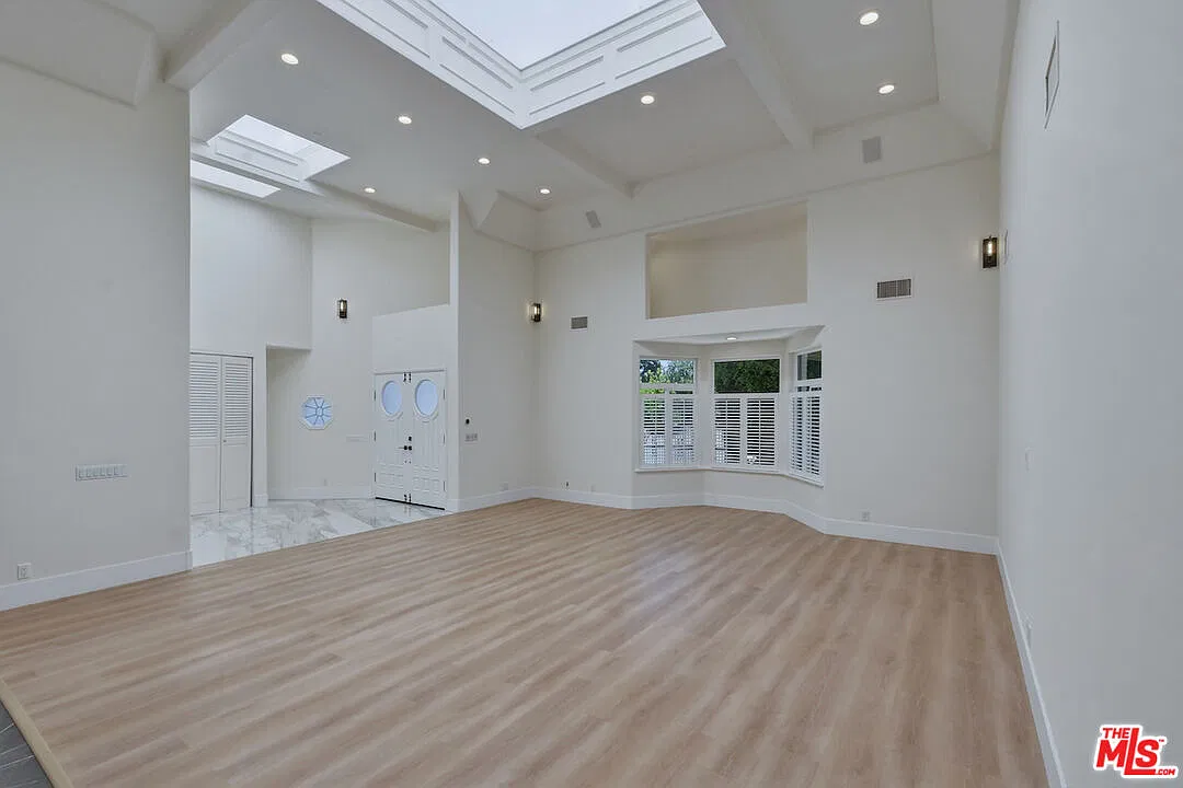 4 bed, 3.0 bath, 5000 sqft, $10,500 — Photo 2
