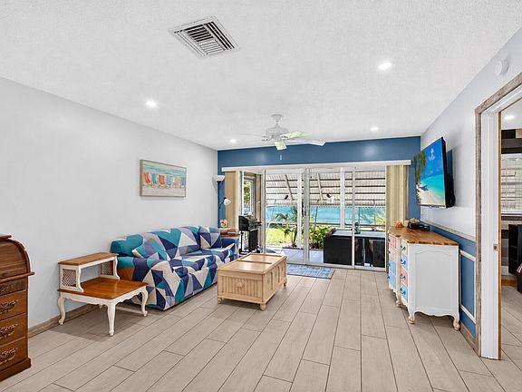 2nd image of 812 Meadowlark Lane
