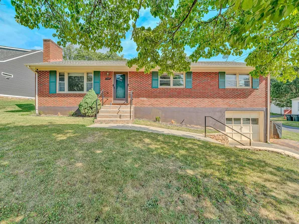 1129 Stoutamire Dr, Salem, VA 24153