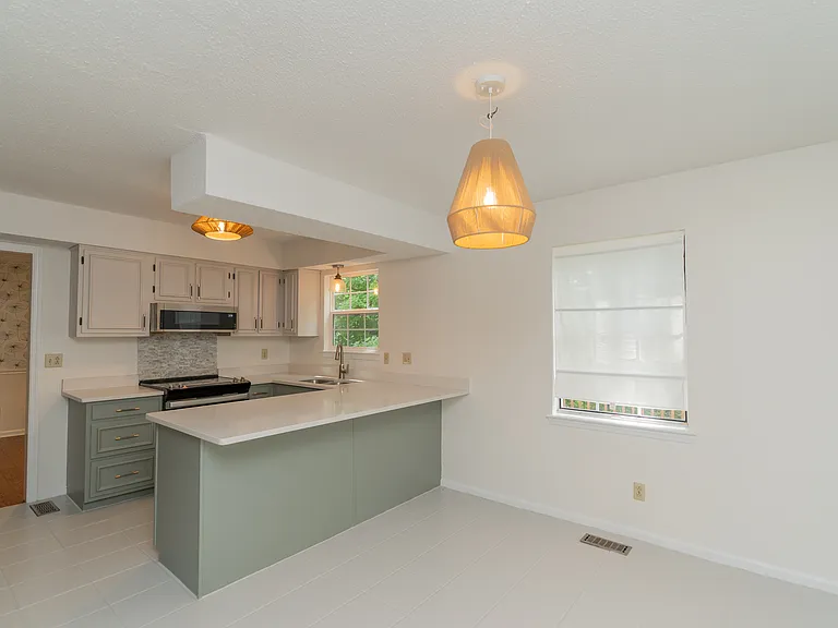 7830 Cove Ridge Dr — Photo 3