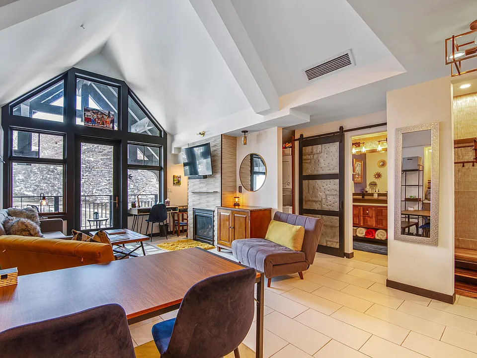 90 Carriage Way #3515