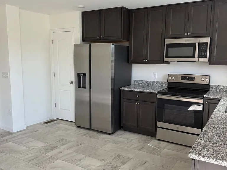 60 Mora Blvd — Photo 4