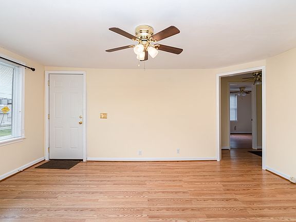4th image of 946 Youngs Ln