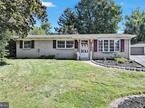 1046 Henn Ave, Ephrata, PA 17522