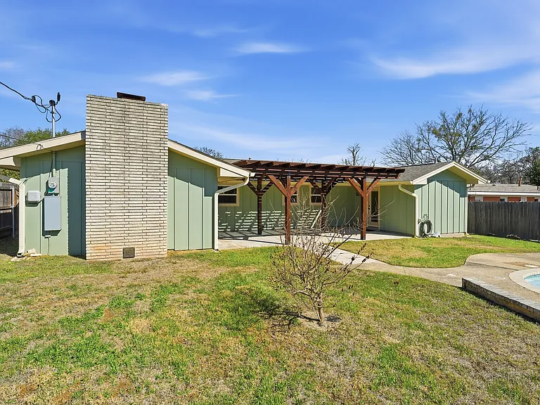 1409 Highland Dr — Photo 3