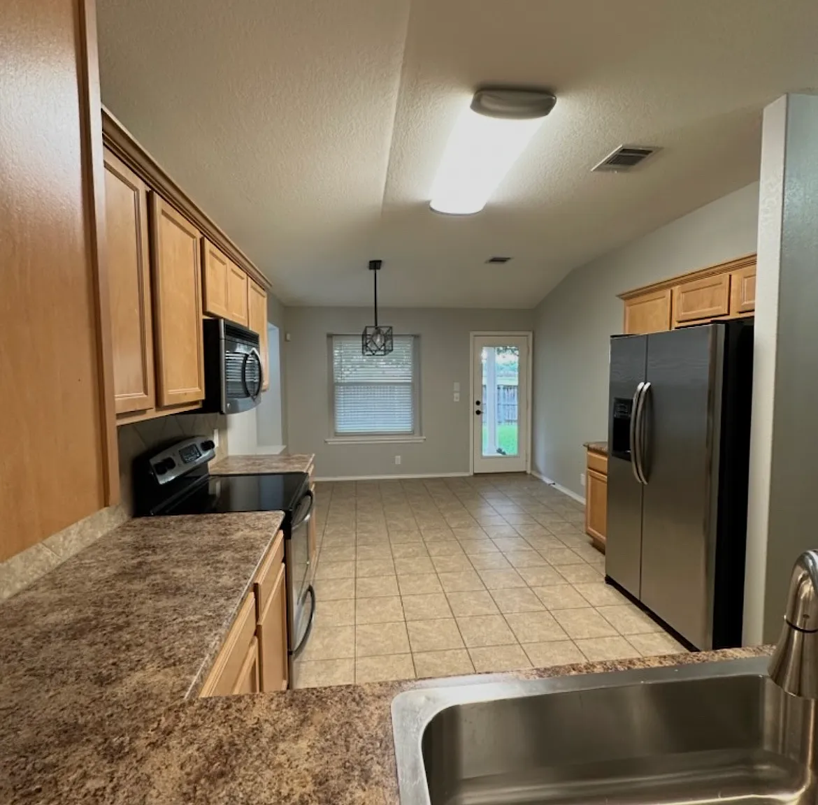 3 bed, 1364 sqft, $1,700 — Photo 2