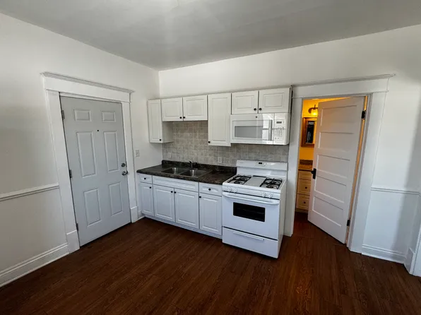 672 Leonard St NW #B, Grand Rapids, MI 49504