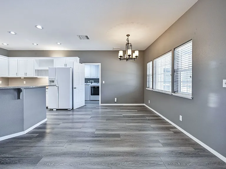 317 W Shamrock Ave — Photo 8