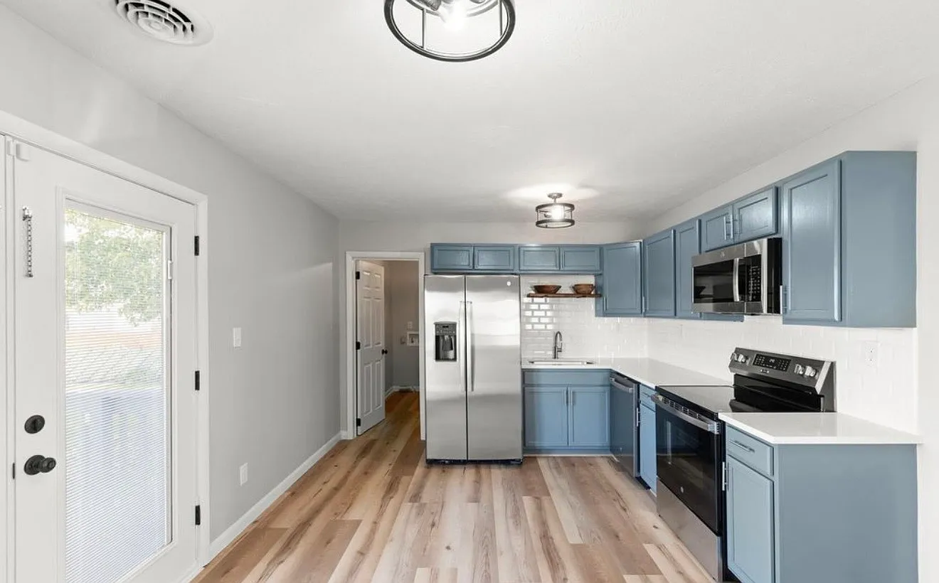 3 bed, 1.5 bath, 1008 sqft, $2,300 — Photo 2