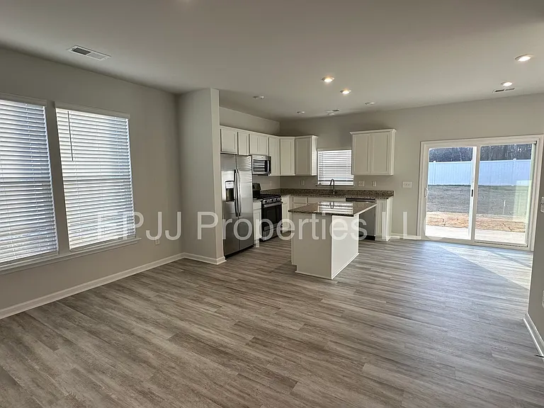 141 Randwick Ln — Photo 3