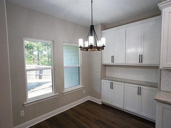 5th image of 703 Bluebonnet Ln