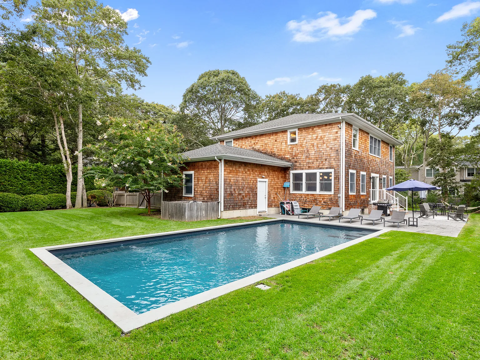 Stylish East Hampton Retreat With Pool — Photo 3