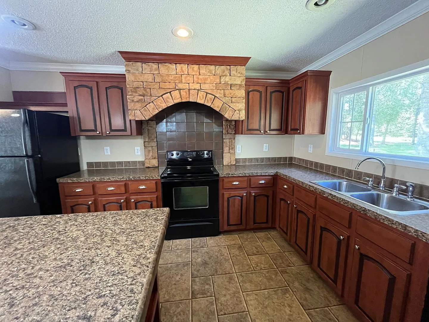Country Living at it's finest! 4 Bedroom, 2 bath Manufactured home on 1 acre — Photo 2