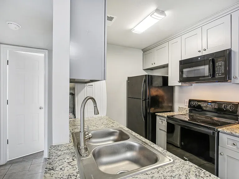 ROOKWOOD GOLF APARTMENTS — Photo 12