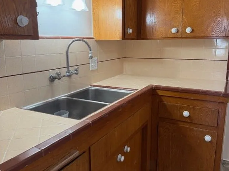 1055 Thompson Ave — Photo 11