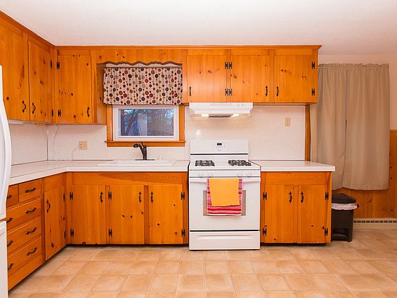 Kitchen w/new gas stove