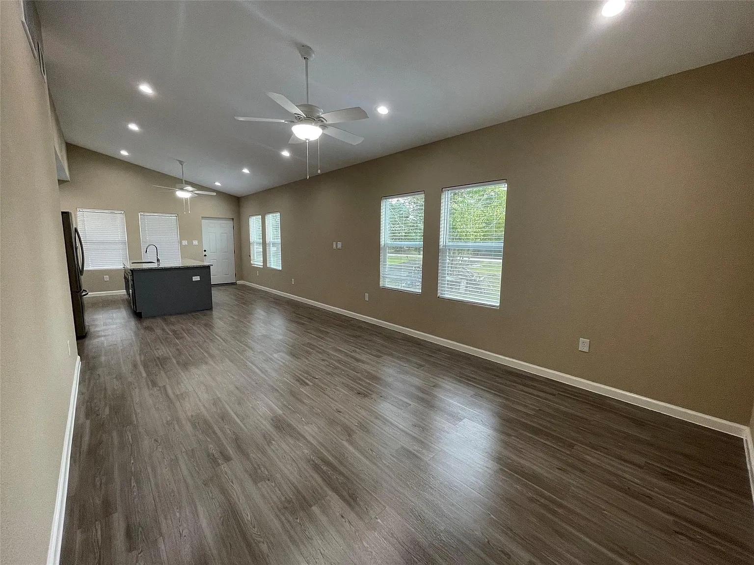 6 bed, 4.0 bath, 2556 sqft, $3,200 — Photo 3