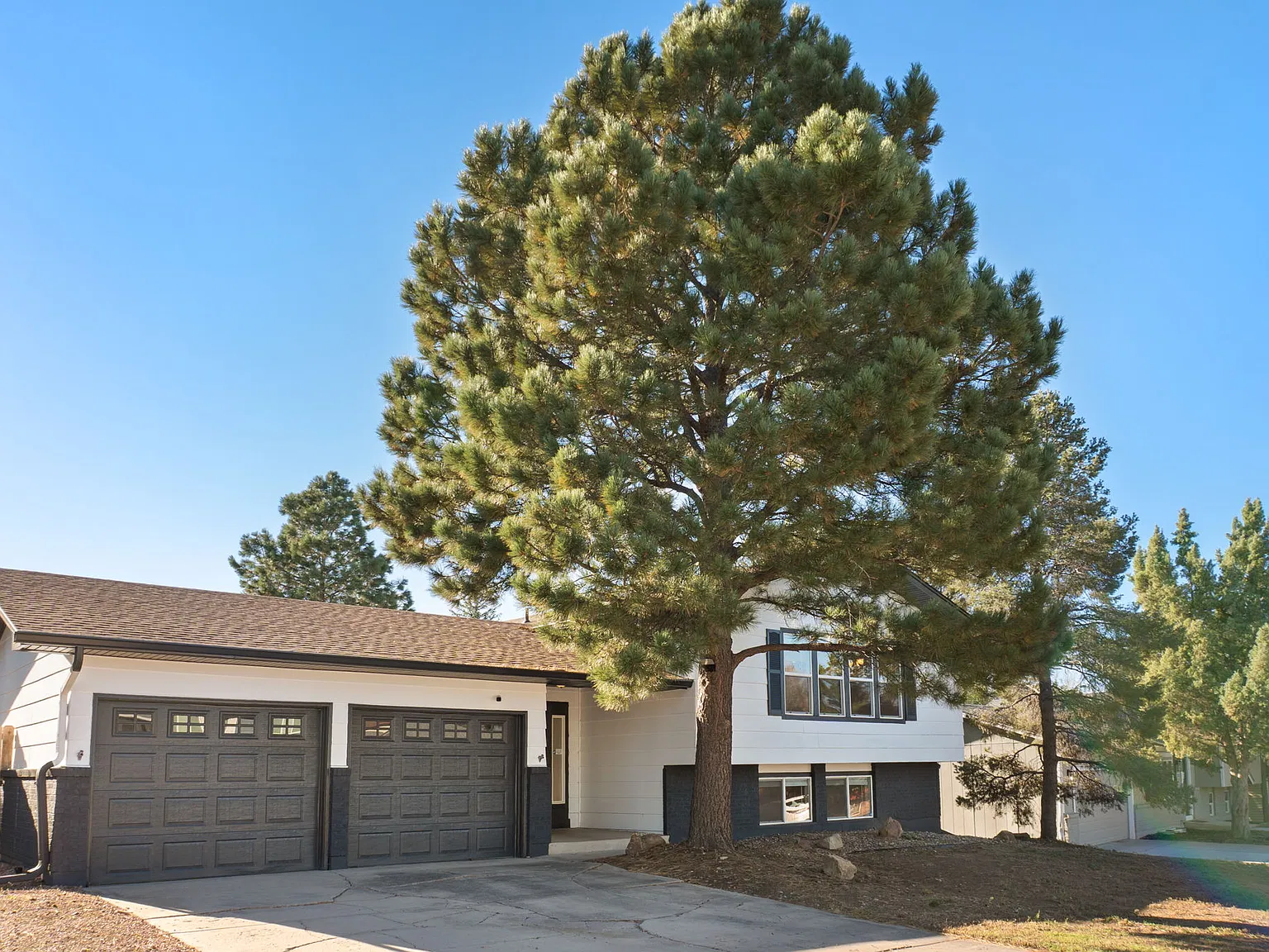 6 bed, 2511 sqft, $2,799 — Photo 3