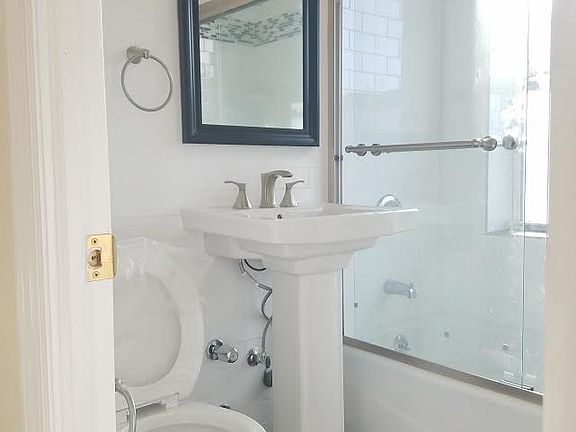 4th image of 3112 34th St APT 1R