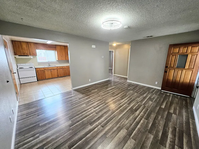 253 N Walnut Ave — Photo 1