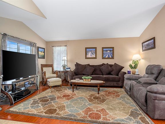 5th image of 118 Henley Dr