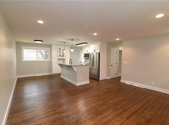 OPEN FLOOR PLAN KITCHEN AND DINING AREA OFF THE LIVING ROOM