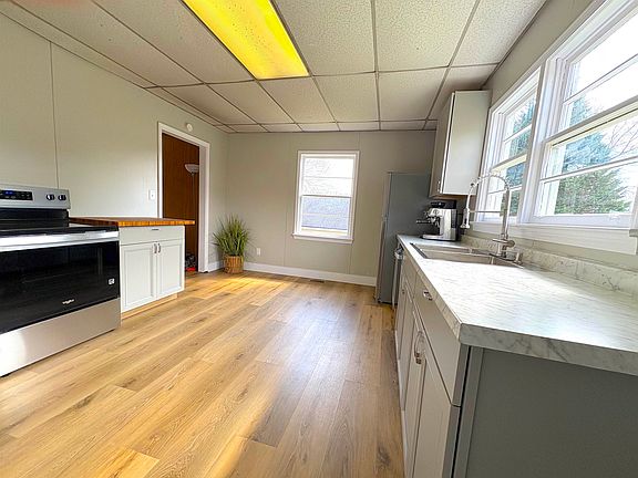 3rd image of 140 Riverview St