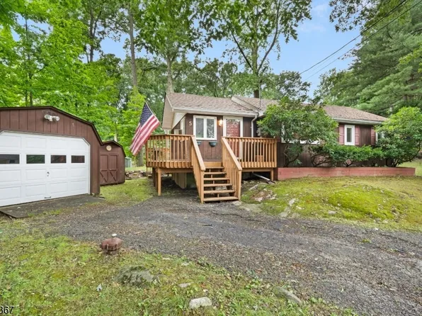 5 Muchivo Trl, Andover, NJ 07821