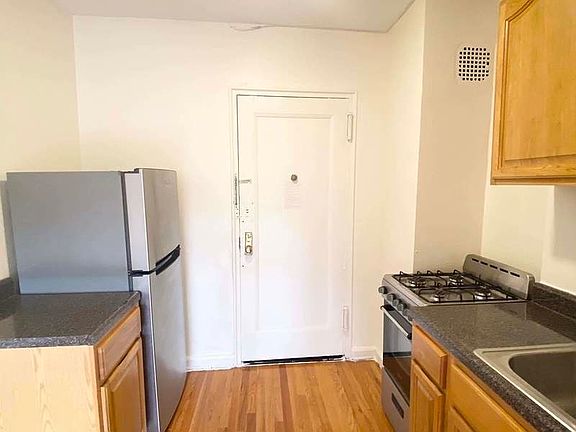4th image of 38 Saint Pauls Pl #C5