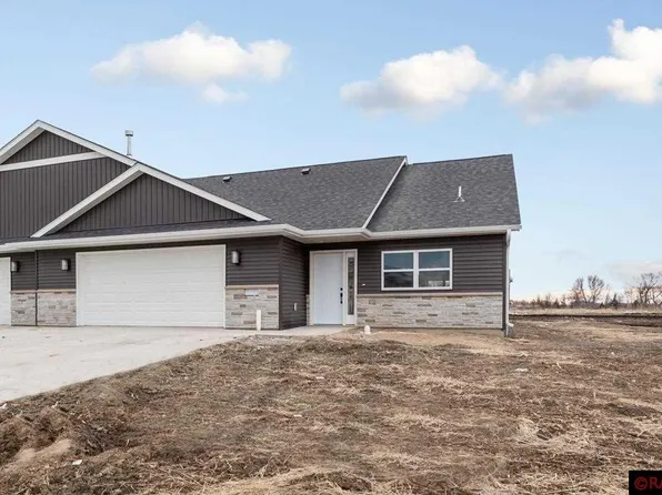 102 Connie Ln E, Eagle Lake, MN 56024