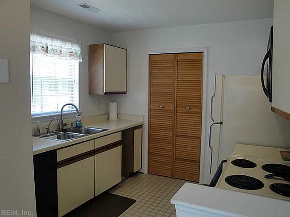 4th image of 405 Harbour Point #102