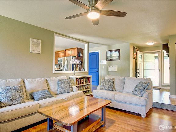 4th image of 1054 NE Pennington Loop