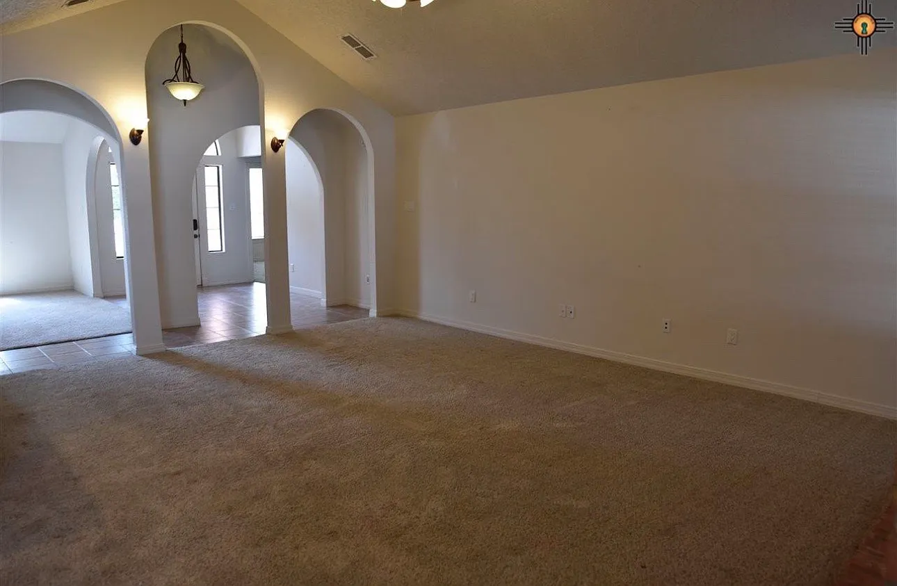 5 bed, 2882 sqft, $2,295 — Photo 3