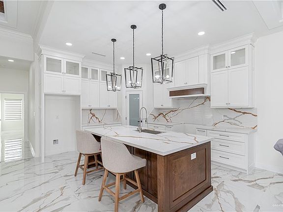 4th image of 907 Azalea St